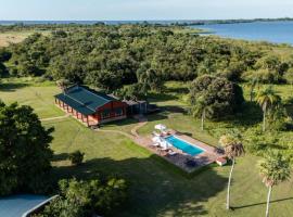 Estancia Iberá، فندق في كولونيا كارلوس بيليجريني