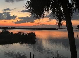 Waterfront Cottages with Sunsets, Kayaks Included!, hotel di Cedar Key