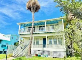 Downtown Apartment Half Block to Sunsets on Water