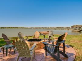 Modern Lake Conroe House with Lakefront Park and Deck!, hotell i Willis