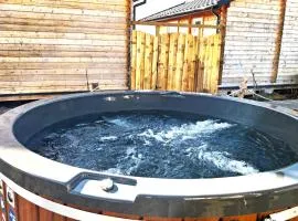 MIODOWE LATO Domki nad morzem z jacuzzi - balia z hydromasażem i basen