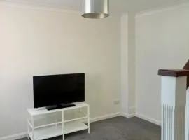 1 Bedroom House with Parking, Bus Links and Garden