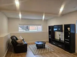 Modern Private Suite Fast WiFi Parking Quiet Stay