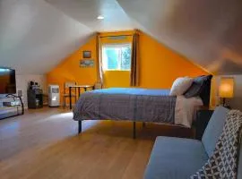 Stylish Studio Loft Featuring Firepit & Covered Parking