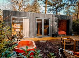 Tiny House MIYO - Welness in the woods with Spa Garden Tub, hotell i Nunspeet