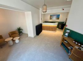 Logis Hôtel Au Moyne de Saire, hotel v destinaci Réville