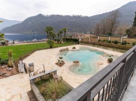 Elegant Lake View Apartment with Pool, hotel di Lavena Ponte Tresa