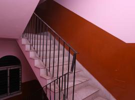 Hotel O Maa Tara Guest House, hotel di Jādabpur