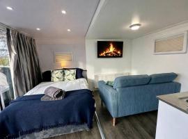 The Lux Pod, Hotel in Ballynameen