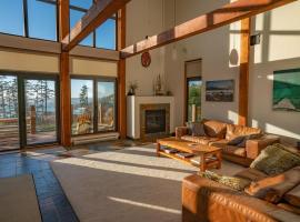 Ucluelet Luxury Oceanview Condo 3BD with Loft Steps to Beach, Hotel in Ucluelet