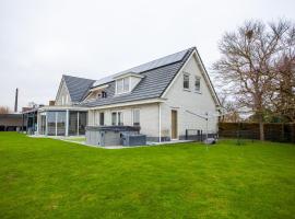 14P 7B Family Villa with Dock Jacuzzi, hotel v destinaci Vuren