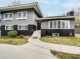 Group Getaway! Modern Silver Spring Home with Yard