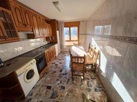 Casa Rural Apartamentos Sol ideal para familias ., hotel sa Munébrega