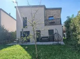 House for 7 people with parking, near Versailles & Paris