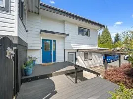 Luxury Living Hot Tub Outdoor Projector BBQ Close to Airport, Hospital, Roger's Forum, UFV