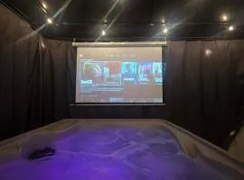 Luxury Living Hot Tub Outdoor Projector BBQ Close to Airport, Hospital, Roger's Forum, UFV
