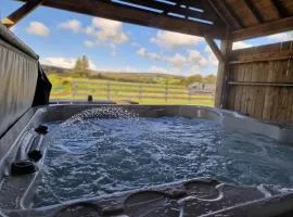 4 Bedroom Forest View House & Hot Tub sleeps