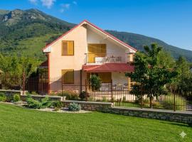 Spacious Five Bedroom Vila, hotel i Bitola