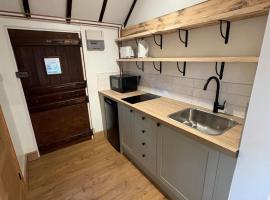 Little Vine Cottage in the grounds of Leeds Castle, Hotel in Maidstone