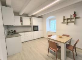 Al Palaz - Appartamento appena ristrutturato in palazzo storico, hotel en Giovo