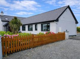 Maries House Doohoma Head Peaceful Luxury Coastal Retreat Sea Beach Achill Views Wild Atlantic Way Erris Mayo Ireland Sleeps 10, хотел в Doohooma
