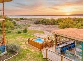 6bed 4bath 3 acres with 18i0 degree views pool firepit, hotel a Buchanan Dam