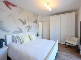 Lora Luxury Suite 6 ,free private parking, self check in, air conditioner