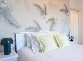 Lora Luxury Suite 6 ,free private parking, self check in