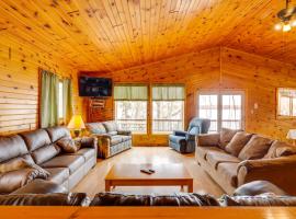 Lakefront Duplex in Northwoods Anglers Haven!, hotel a Pearson