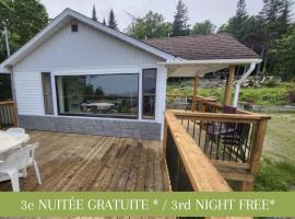 Cozy Chalet with Breathtaking Mountain View, hotel sa Notre-Dame-Des-Bois