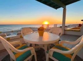Cozy & Colorful Beachfront Condo Las Olas I 28