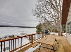 Lake Access and Pier Northwoods Fishing Cabin, hotel a Pearson