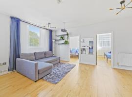 Near South Wimbledon Station, 2BR, Sleep 7, King beds、ロンドンのホテル