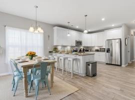 4BR Sleeps 12 with Game Room Minutes from Beach, hotel em Norfolk