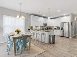 4BR Sleeps 12 with Game Room Minutes from Beach