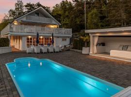 Spacious villa with heated pool and stunning view, מלון בTokenes