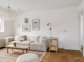Stylish, Modern Apt with great location on Lidingö