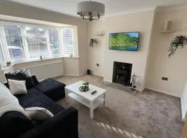 Comfortable 3-Bed Stay in Quiet Area