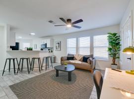 < 1 Mi to Historic McKinney: Modern Duplex w/ Yard, hotel en McKinney