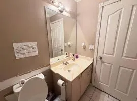 Surrey Guest House - Private Rooms & Suites, Free Parking & Wifi