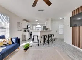 Walk to McKinney Square! Couples Retreat with Yard