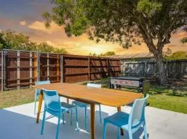 2 Kings Hot Tub Modern Cottage Hill Country