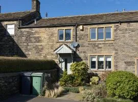 BIRDS EDGE COTTAGE - Luxury 2 Bedroom Cottage with Amazing Views, Near Holmfirth in Yorkshire