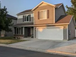 Central Mountain Retreat - Sleeps 7!