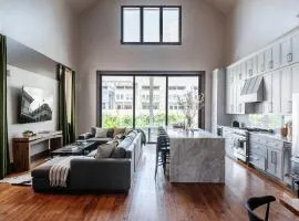 Expansive 7 Bedroom Home Heated Pool & Spa