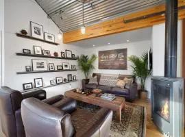 The Little Bespoke Walkable Downtown Retreat