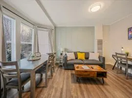 Modern Deluxe Kitchen, King Bed, Laundry, DT Renton close to Valley Med & SeaTac