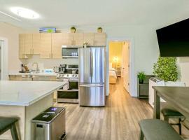 DT Stylish & Newly Renovated Home 2BR Sea Tac 6 Miles with AC, hotel i Renton