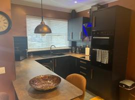 Cute Cottage Central Bathgate, hotel em Bathgate