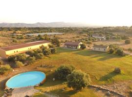 Loft in Badesi with pool 24h 1500 meters from the sea, ξενοδοχείο σε Badesi